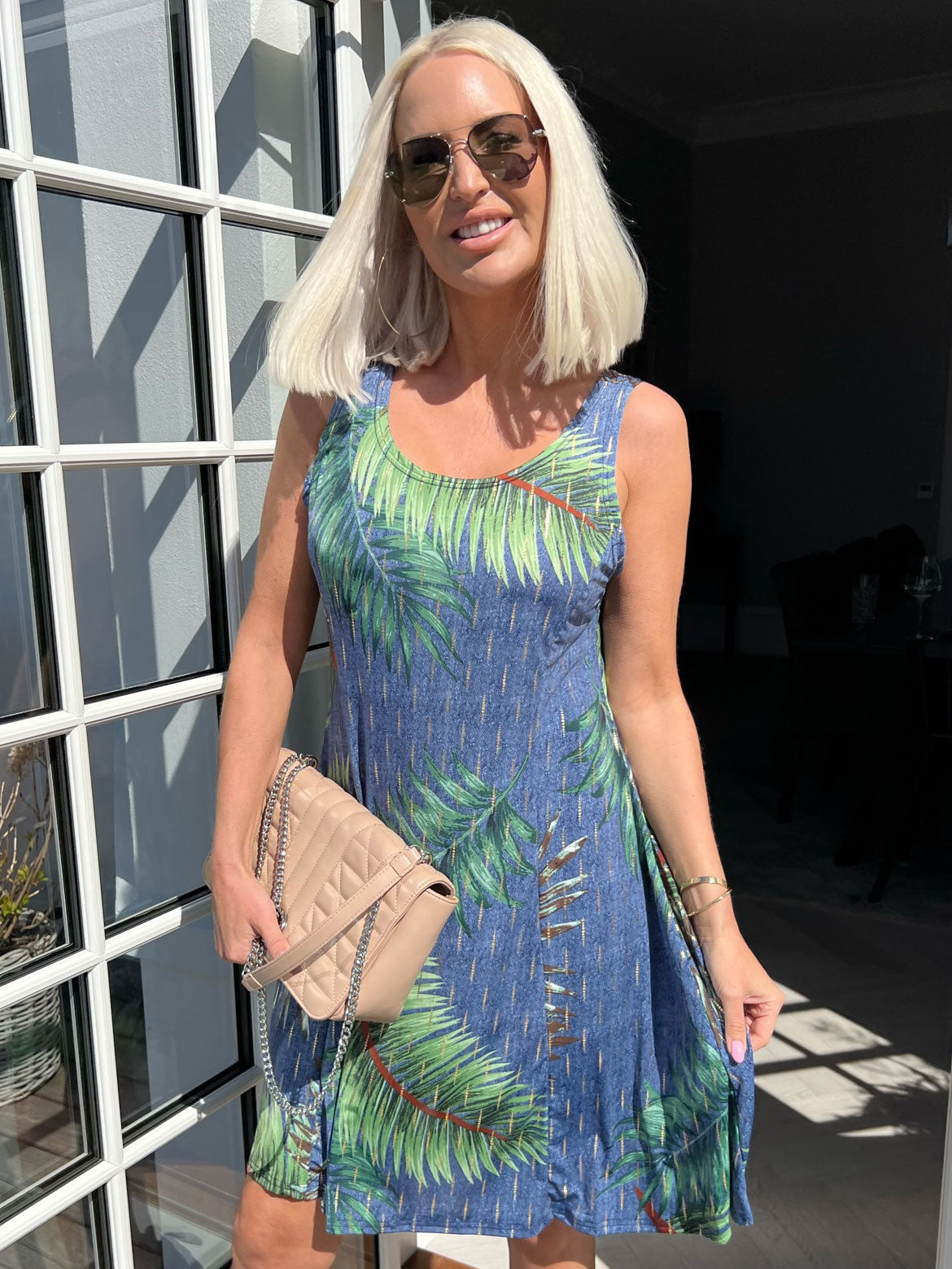 Maj Palm - Söt elastisk sommarklänning med palmmönster